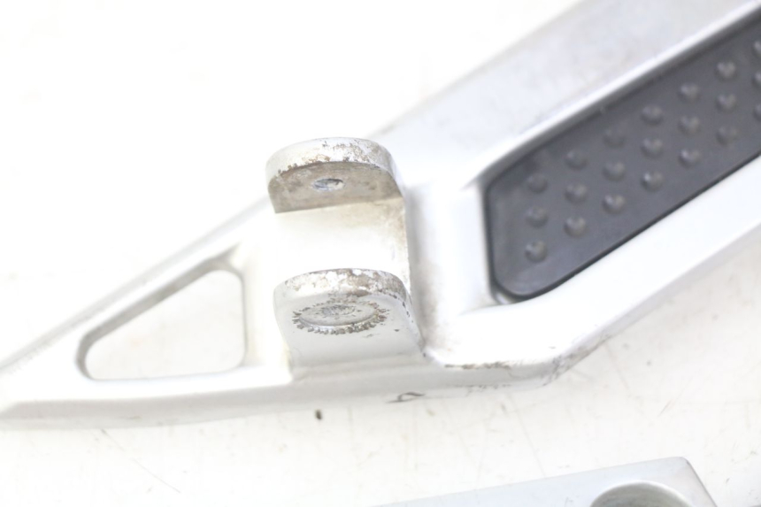 photo de PAR PLATINA DELANTERA DEL PIE YAMAHA FJR ABS 1300 (2006 - 2012) - Zoom sobre los componentes