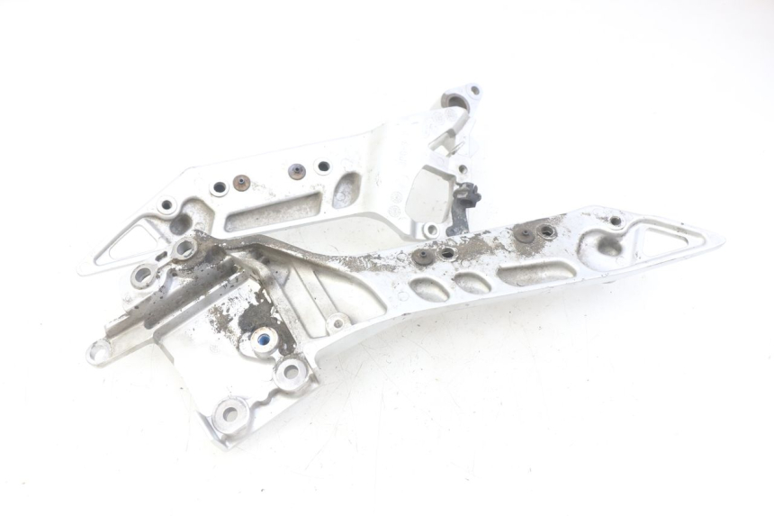 photo de PAR PLATINA DELANTERA DEL PIE YAMAHA FJR ABS 1300 (2006 - 2012) - Primer plano técnico