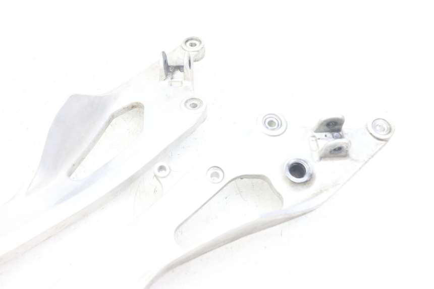 photo de PAR PLATINA DELANTERA DEL PIE YAMAHA TDM ABS 900 (2002 - 2014) - Detalles de los puntos de fijación