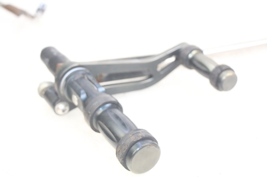 photo de PAR PLATINA DELANTERA DEL PIE DAELIM VL DAYSTAR 125 (2000 - 2011) - Otra vista del artículo