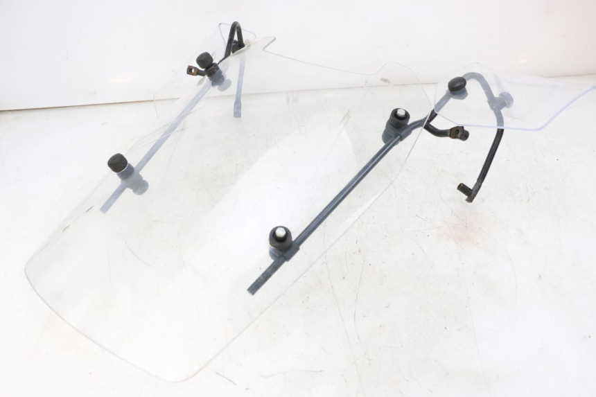 photo de PARABRISAS PEUGEOT E-VIVACITY 1 (2012 - 2018) - Detalles de los puntos de fijación