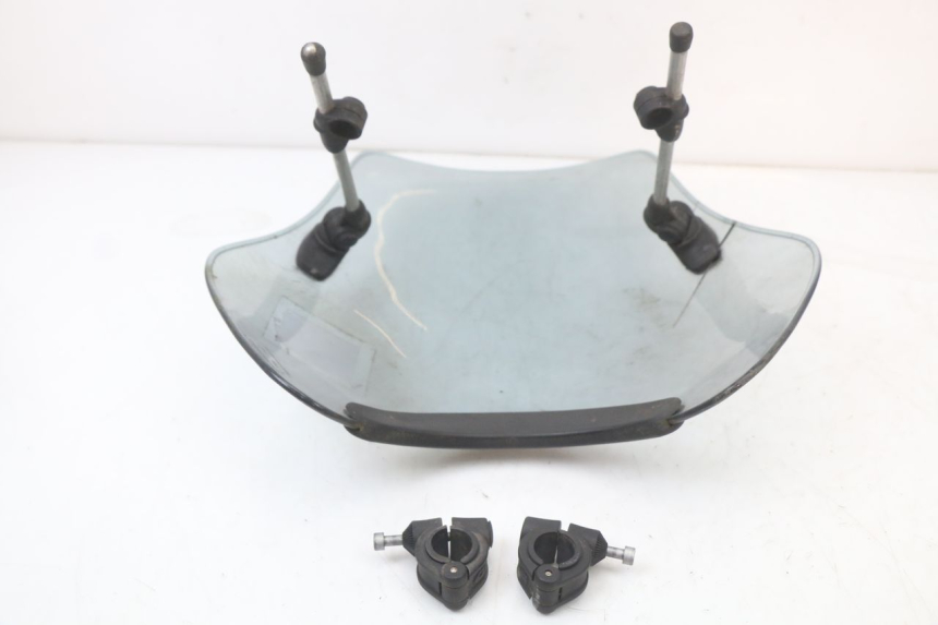 photo de PARABRISAS SUZUKI GN 125 (1997 - 2000) - Detalles de los puntos de fijación
