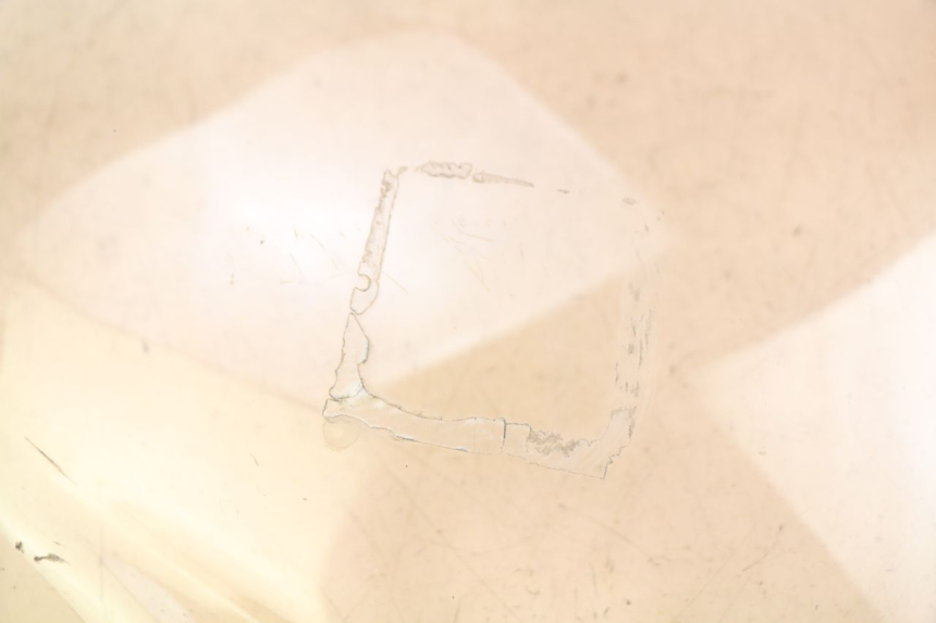 photo de PARABRISAS PEUGEOT SATELIS 125 (2010 - 2012) - Detalles de los puntos de fijación