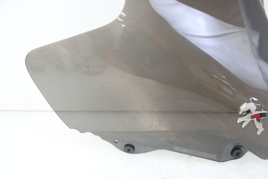 photo de PARABRISAS PEUGEOT SATELIS 125 (2013 - 2018) - Enfoque en la estructura