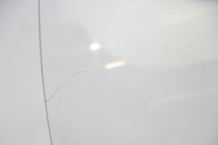 photo de PARABRISAS PEUGEOT SATELIS 125 (2010 - 2012) - Primer plano de alta resolución