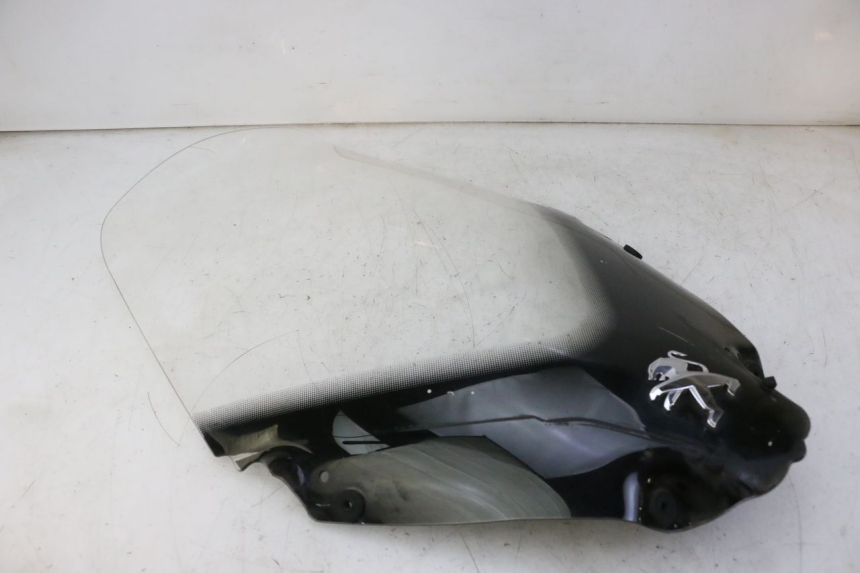 photo de PARABRISAS PEUGEOT SATELIS 125 (2010 - 2012) - Detalles de los puntos de fijación