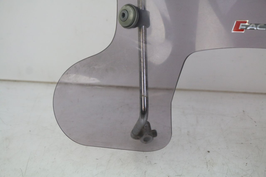 photo de PARABRISAS PIAGGIO VESPA SPRINT 2T 50 (2014 - 2018) - Zoom sobre los componentes