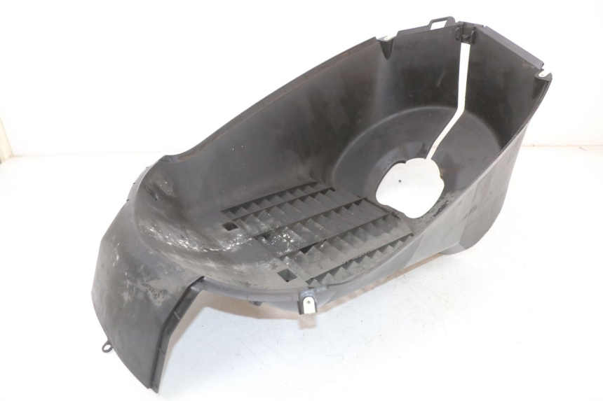 photo de PASE RUEDA DELANTERO PEUGEOT SATELIS 125 (2010 - 2012) - Detalles de los puntos de fijación