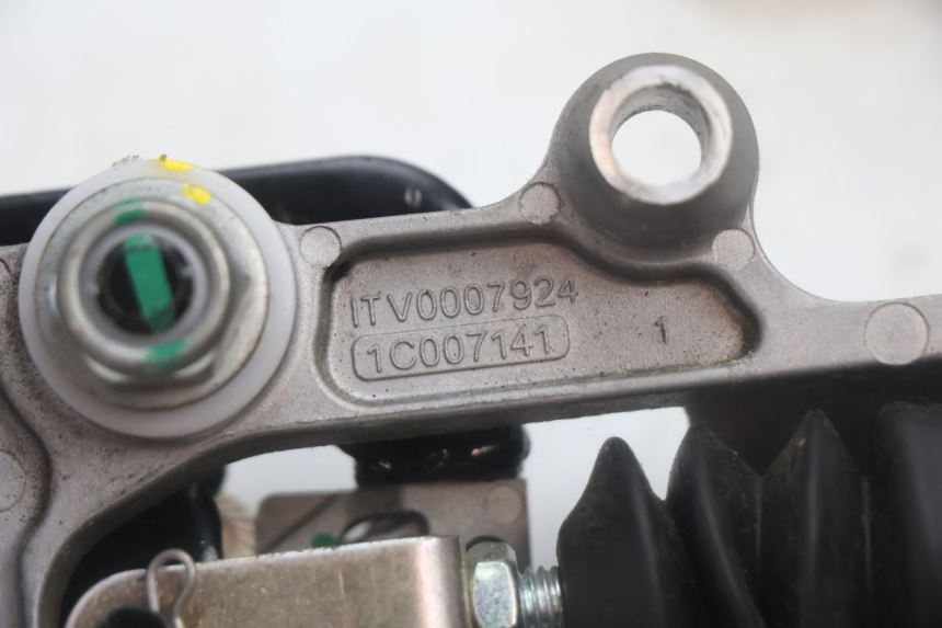 photo de PEDAL FRENO PIAGGIO MP3 HPE 530 (2022 - 2026) - Primer plano técnico
