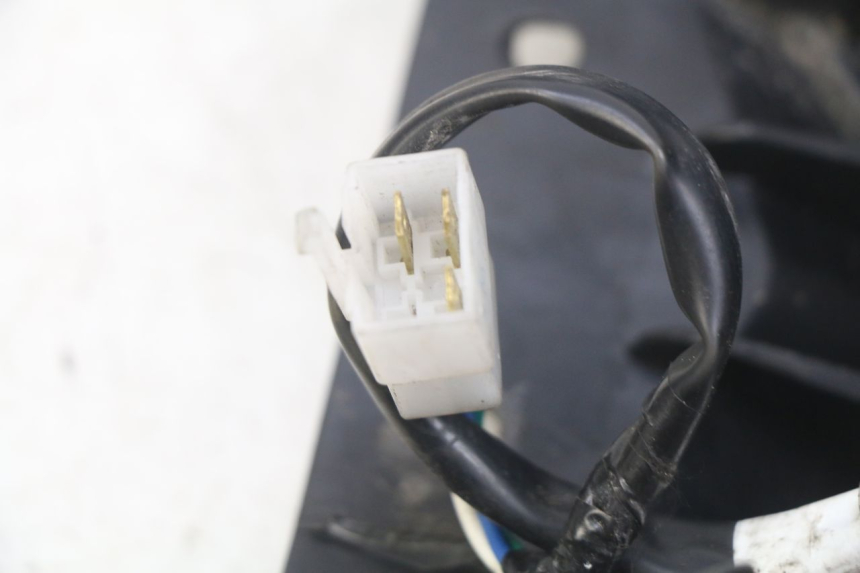 photo de FARO DELANTERO KYMCO AGILITY 16+ 4T 50 (2018 - 2023) - Detalles de los puntos de fijación