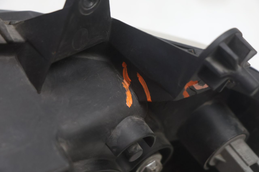 photo de FARO DELANTERO DERECHA SUZUKI BURGMAN EXECUTIVE ABS 650 (2006 - 2012) - Estado de la superficie y material