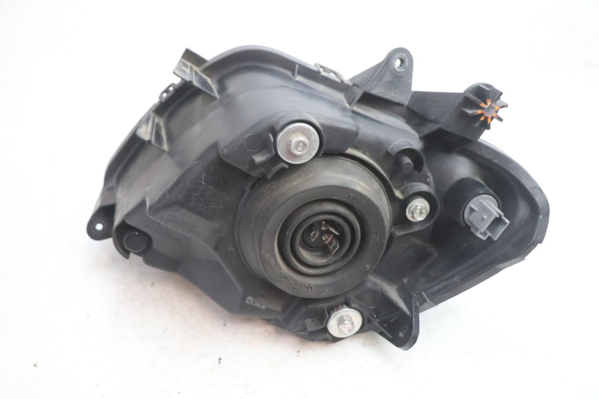 photo de FARO DELANTERO DERECHA SUZUKI BURGMAN EXECUTIVE ABS 650 (2006 - 2012) - Primer plano técnico