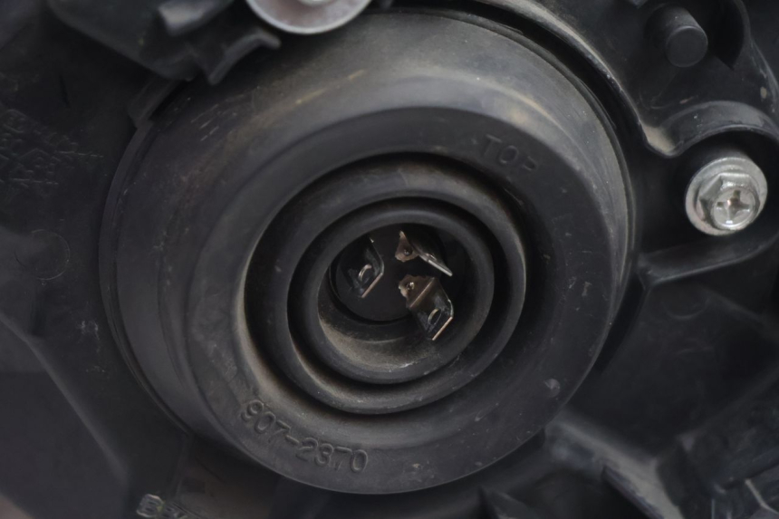 photo de FARO DELANTERO DERECHA SUZUKI BURGMAN EXECUTIVE ABS 650 (2006 - 2012) - Estado de la superficie y material
