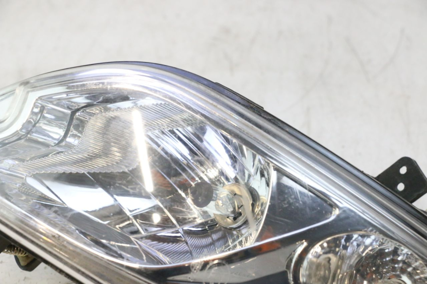 photo de FARO DELANTERO DERECHA PEUGEOT CITYSTAR 2T 50 (2018 - 2021) - Detalles de los puntos de fijación