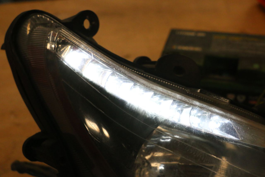 photo de FARO DELANTERO DERECHA SYM GTS EVO 125 (2009 - 2013) - Detalle de la pieza
