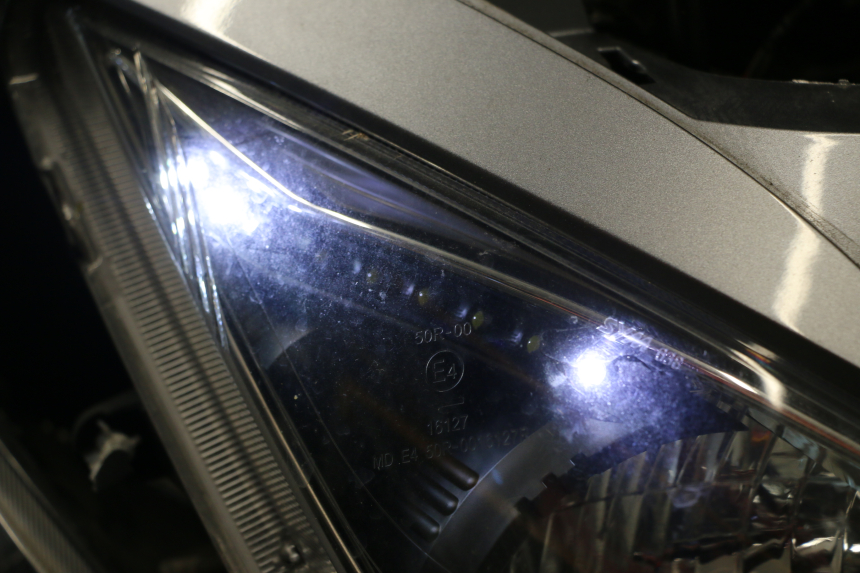 photo de FARO DELANTERO DERECHA SYM JOYMAX 125 (2010 - 2017) - Zoom estado de uso