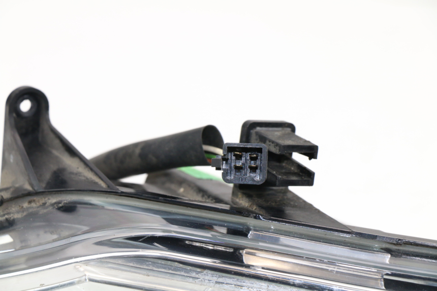 photo de FARO DELANTERO DERECHA PEUGEOT SATELIS COMPRESSOR K15 125 (2006 - 2009) - Características distintivas