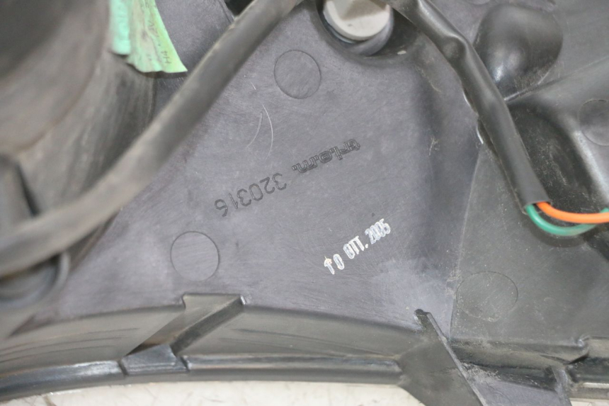 photo de FARO DELANTERO PEUGEOT ELYSTAR 125 (2002 - 2007) - Estado de la superficie y material