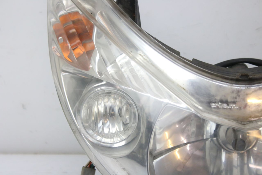 photo de FARO DELANTERO PEUGEOT ELYSTAR 50 (2002 - 2014) - Enfoque en la estructura