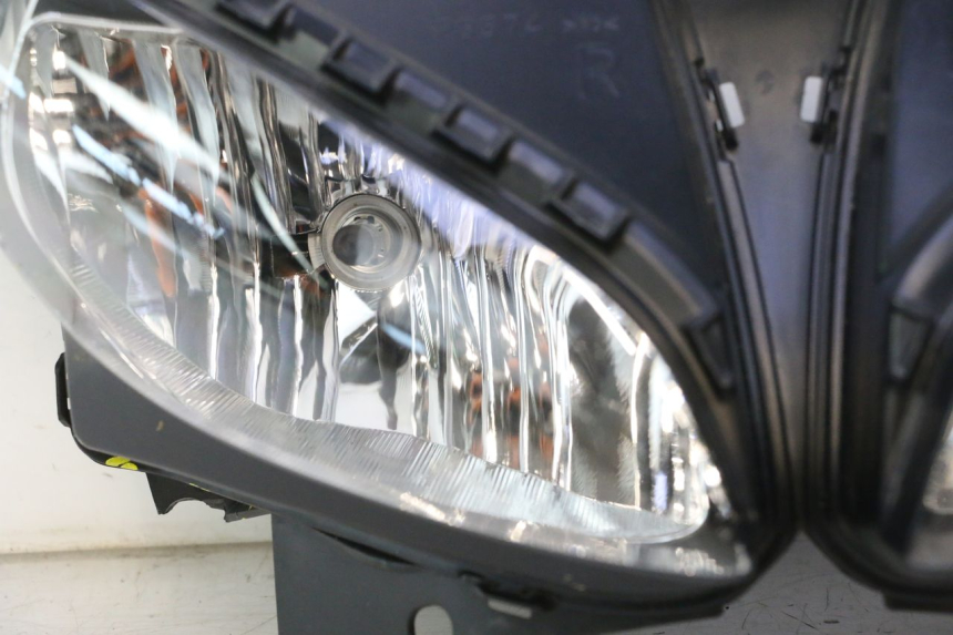 photo de FARO DELANTERO YAMAHA FZ8 800 (2010 - 2016) - Zoom estado de uso