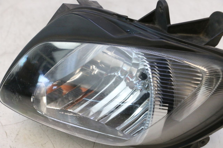 photo de FARO DELANTERO IZQUIERDA SUZUKI BURGMAN EXECUTIVE ABS 650 (2006 - 2012) - Detalles de los puntos de fijación