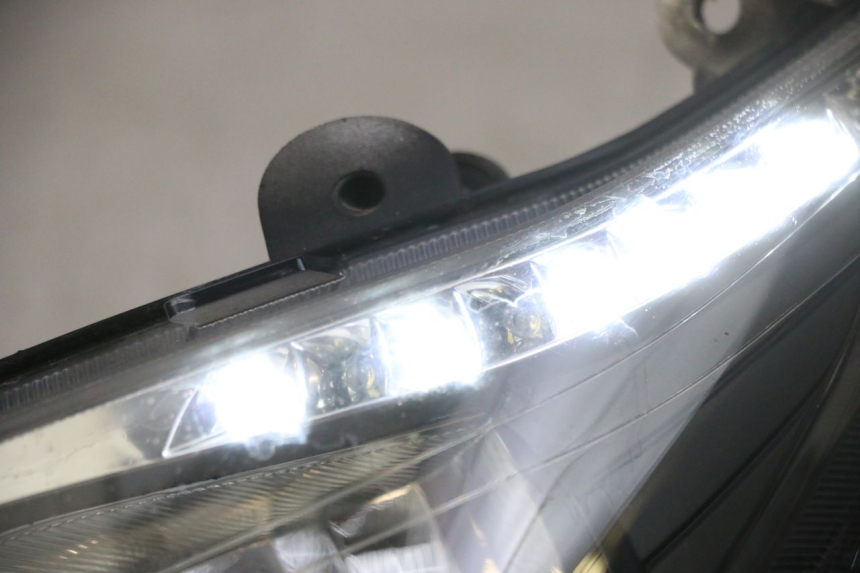 photo de FARO DELANTERO IZQUIERDA SYM GTS EVO 125 (2009 - 2013) - Otra perspectiva