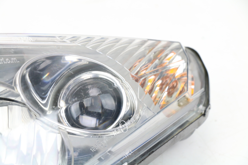 photo de FARO DELANTERO IZQUIERDA PEUGEOT SATELIS COMPRESSOR K15 125 (2006 - 2009) - Perfil de la pieza de repuesto