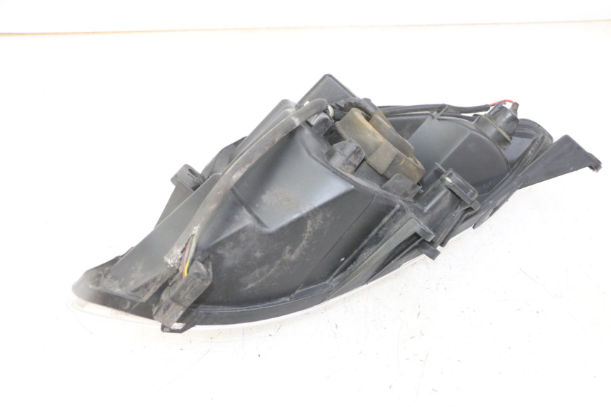 photo de FARO DELANTERO IZQUIERDA PEUGEOT SATELIS 125 (2013 - 2018) - Detalle de la pieza