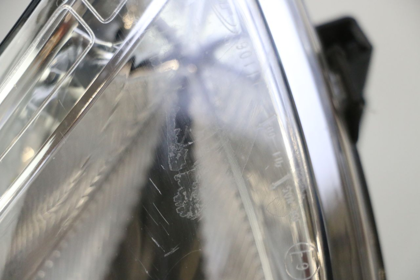 photo de FARO DELANTERO IZQUIERDA PEUGEOT SATELIS 125 (2013 - 2018) - Marcados y referencias originales