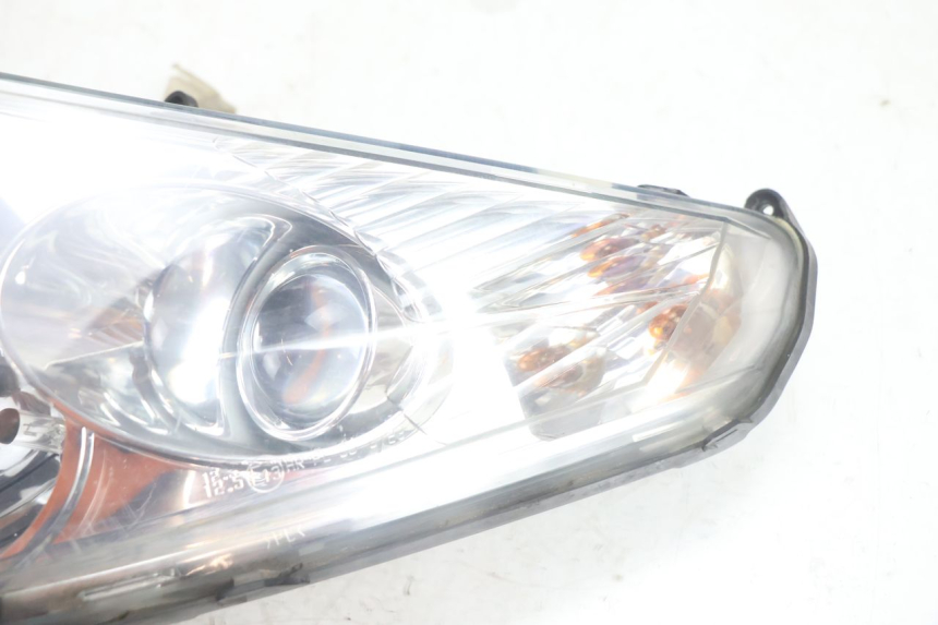 photo de FARO DELANTERO IZQUIERDO PEUGEOT SATELIS 125 (2006 - 2009) - Otra perspectiva