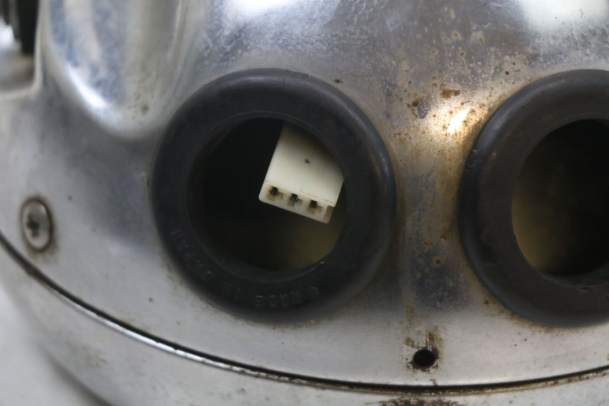 photo de FARO DELANTERO SUZUKI GSX E 250 (1982 - 1983) - Detalles de los puntos de fijación