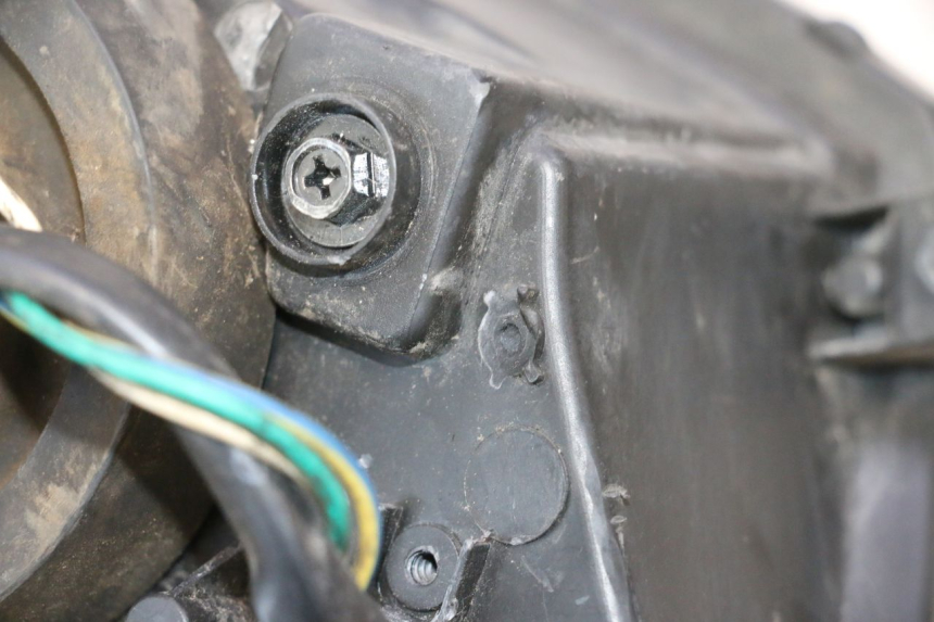photo de FARO DELANTERO PEUGEOT KISBEE 2T 50 (2010 - 2017) - Enfoque en la estructura