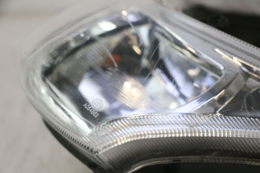 photo de FARO DELANTERO PEUGEOT KISBEE 4T 50 (2010 - 2017) - Características distintivas