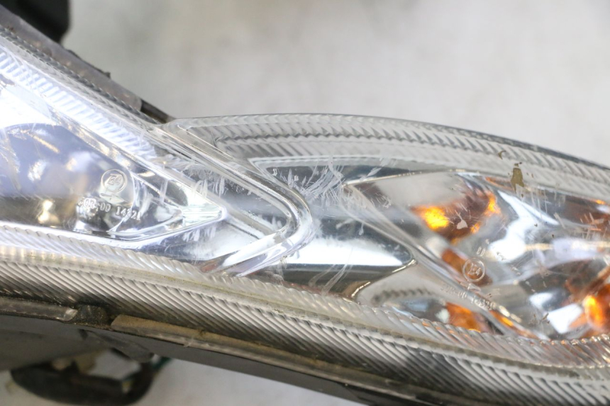 photo de FARO DELANTERO PEUGEOT KISBEE 4T 50 (2018 - 2022) - Estado de la superficie y material