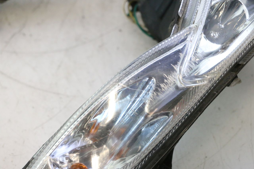 photo de FARO DELANTERO PEUGEOT KISBEE 4T 50 (2018 - 2022) - Estado de la superficie y material