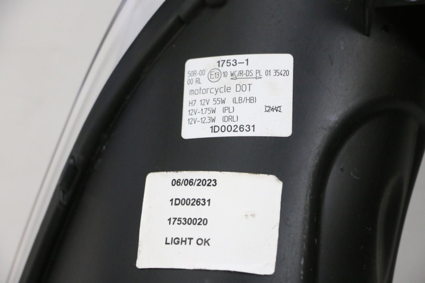 photo de FARO DELANTERO PIAGGIO MP3 HPE 300 (2019 - 2026) - Primer plano técnico