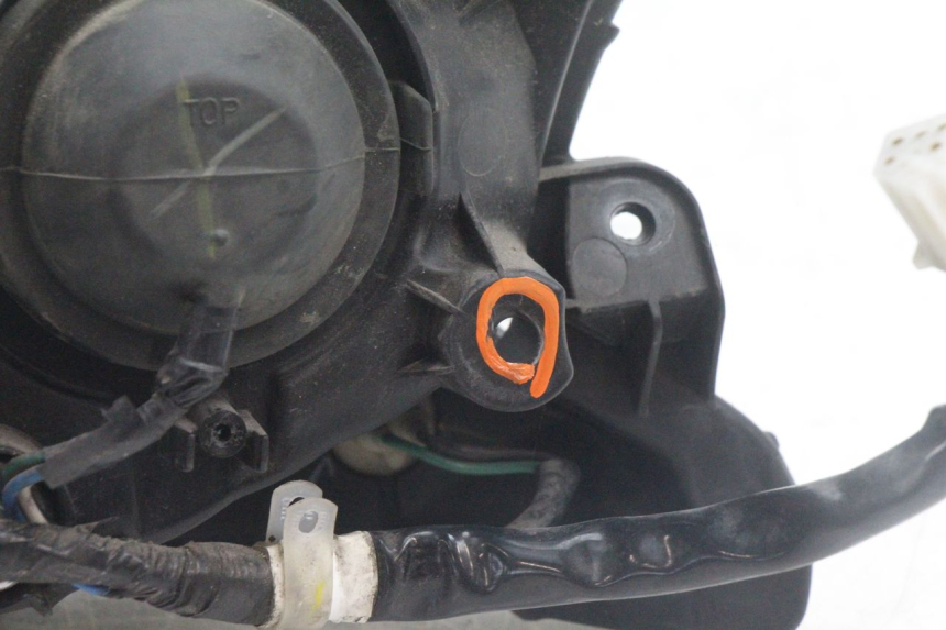 photo de FARO DELANTERO HONDA PCX (JF28) 125 (2009 - 2011) - Detalles de los puntos de fijación