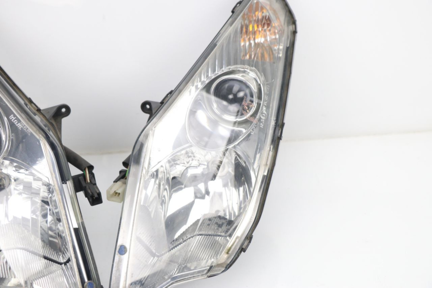 photo de FARO DELANTERO PEUGEOT SATELIS COMPRESSOR K15 125 (2006 - 2009) - Primer plano de alta resolución