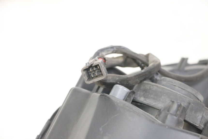 photo de FARO DELANTERO PEUGEOT SATELIS 125 (2013 - 2018) - Enfoque en la estructura