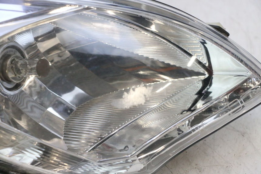 photo de FARO DELANTERO PEUGEOT SATELIS 125 (2013 - 2018) - Primer plano de alta resolución