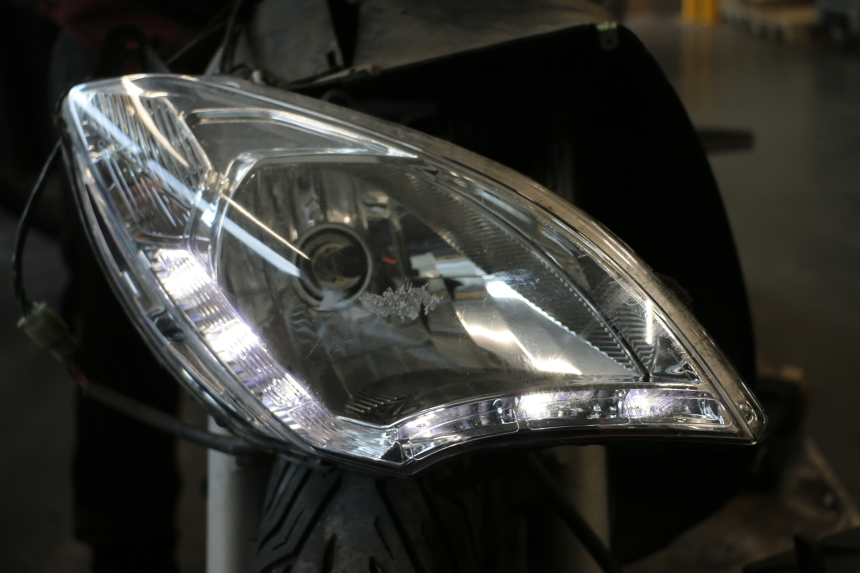 photo de FARO DELANTERO PEUGEOT SATELIS 125 (2013 - 2018) - Zoom estado de uso
