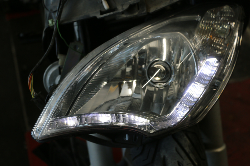 photo de FARO DELANTERO PEUGEOT SATELIS 125 (2013 - 2018) - Primer plano técnico