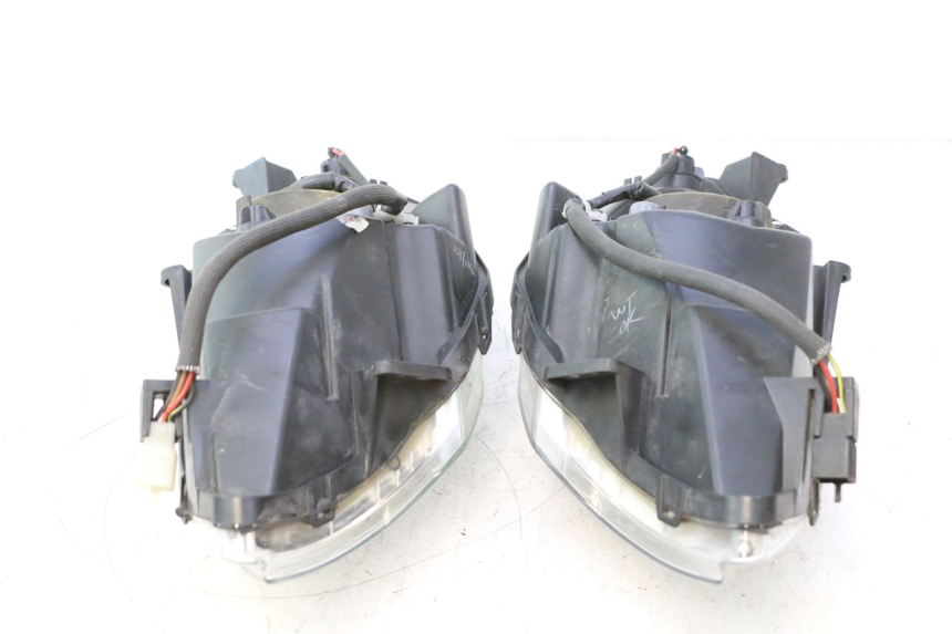 photo de FARO DELANTERO PEUGEOT SATELIS 125 (2013 - 2018) - Estado de la superficie y material