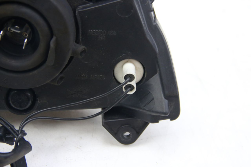 photo de FARO DELANTERO SUZUKI SIXTEEN 125 (2008 - 2010) - Primer plano de alta resolución