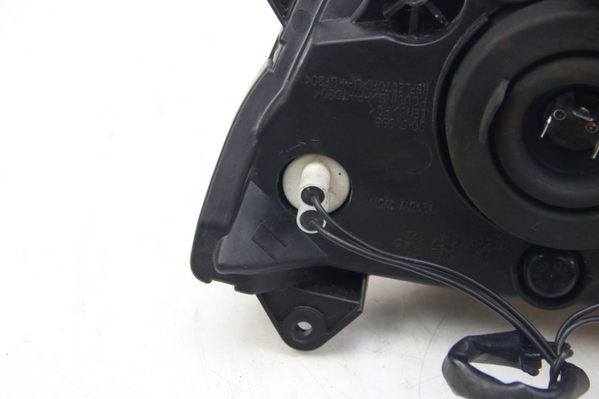 photo de FARO DELANTERO SUZUKI SIXTEEN 125 (2008 - 2010) - Enfoque en la estructura