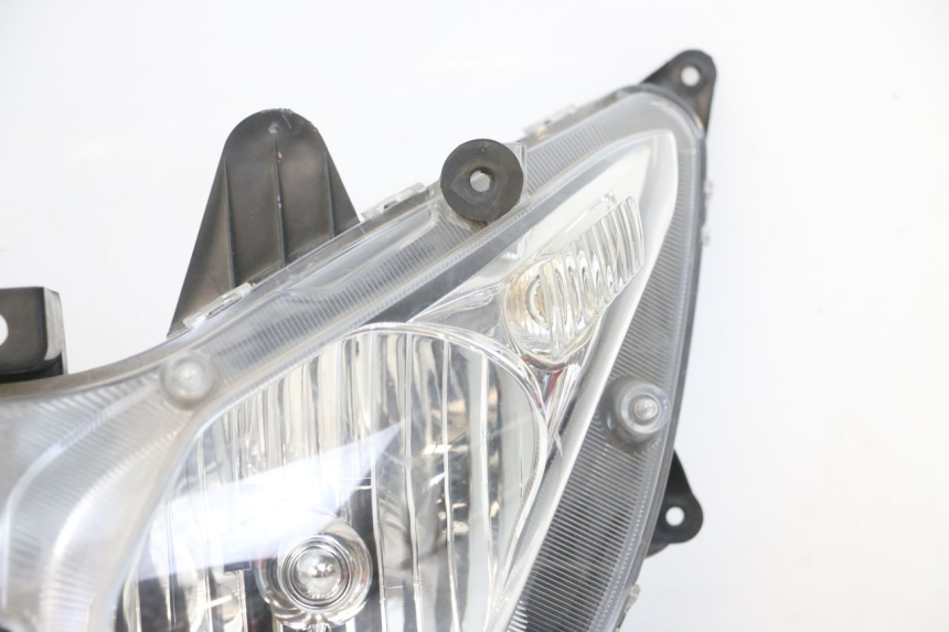 photo de FARO DELANTERO SUZUKI BURGMAN 125 (2018 - 2021) - Primer plano de alta resolución