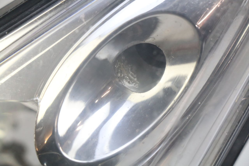 photo de FARO DELANTERO YAMAHA XMAX X-MAX 125 (2006 - 2009) - Detalles de los puntos de fijación