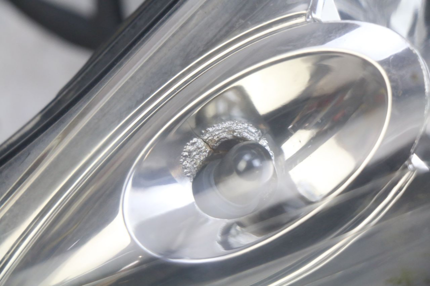 photo de FARO DELANTERO YAMAHA XMAX X-MAX 125 (2006 - 2009) - Zoom sobre los componentes