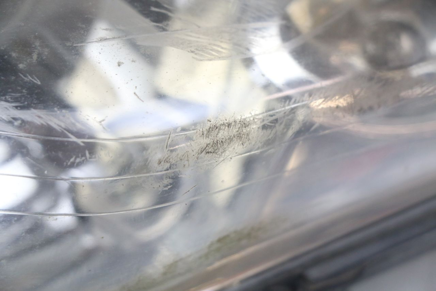 photo de FARO DELANTERO YAMAHA XMAX X-MAX 125 (2006 - 2009) - Enfoque en la estructura