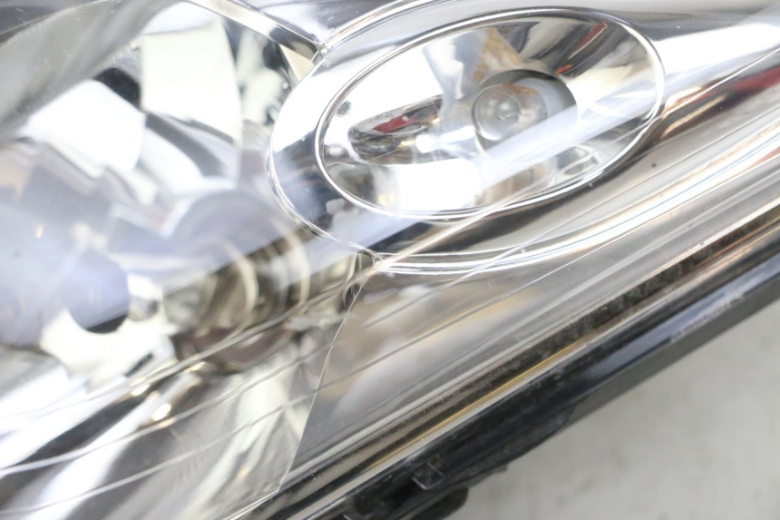 photo de FARO DELANTERO YAMAHA XMAX X-MAX 125 (2006 - 2009) - Detalles de los puntos de fijación